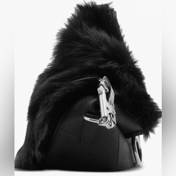 SOLD
BURBERRY Large Black leather/Fur Shoulder bag silver hardware - Picture 5 of 14